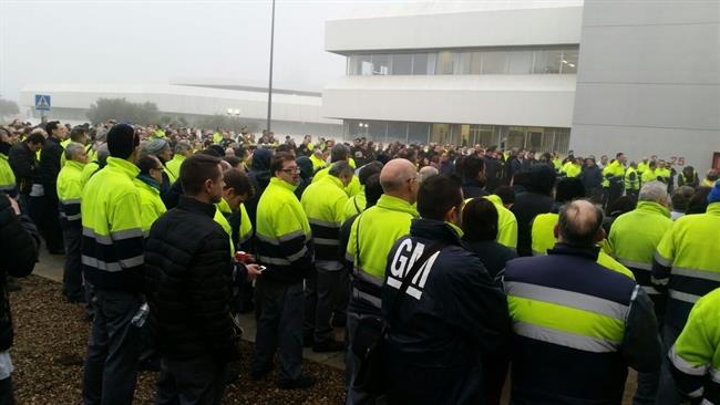 Los trabajadores de Opel España muestran su "enfado" por la paralización del convenio
