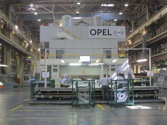 Opel España traslada a los trabajadores que mejorar la competitividad es "cuestión de supervivencia"