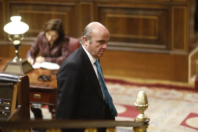 Guindos pide acuerdo para mantener la planta de Opel en Figueruelas