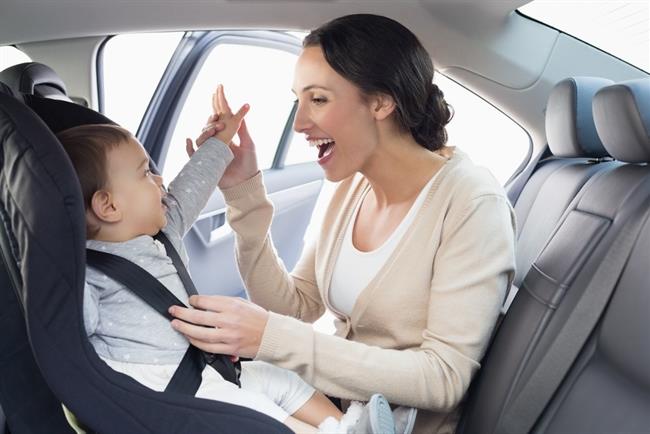 Casi un 60% de los padres ponen en peligro a sus hijos mientras conducen por no llevar sillita o montarlos con abrigo