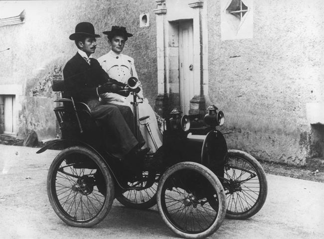 Renault celebra 120 años con la exposición de 20 vehículos clásicos en el Salón Rétromobile de París