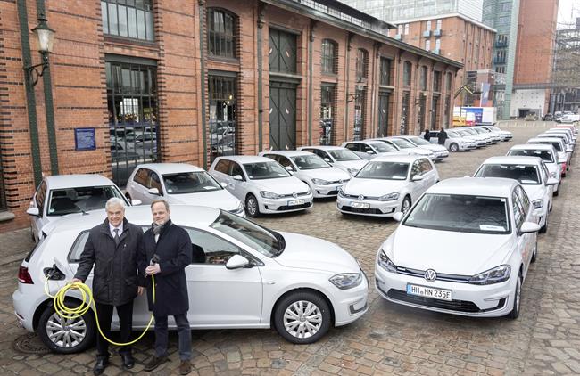 El grupo Volkswagen entrega 50 unidades del e-Golf en Hamburgo para impulsar la movilidad eléctrica