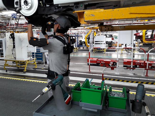 PSA prueba en su planta de Vigo exoesqueletos para mejorar la salud laboral de sus trabajadores