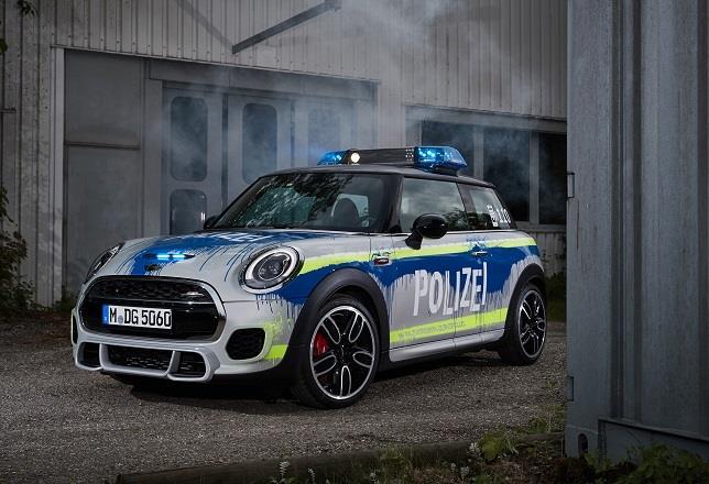 Mini presenta un coche policial en el salón de vehículos de emergencia de Fulda (Alemania)