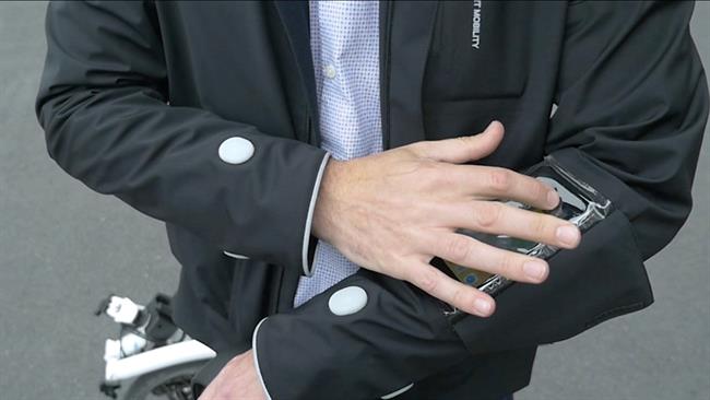 Ford crea una chaqueta inteligente para indicar a los ciclistas cuándo girar