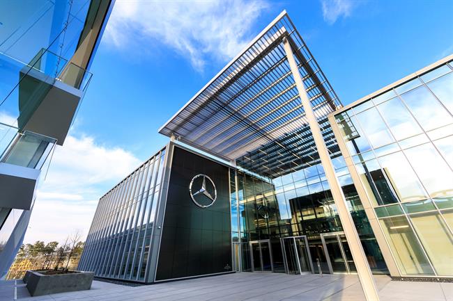 (Ampl.) Daimler realiza un 'profit warning' y prevé ganar menos este año que en 2017