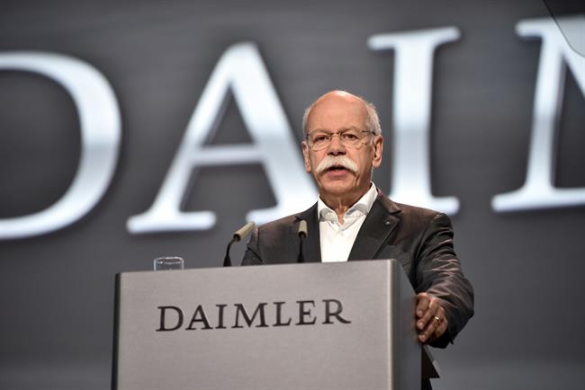 Daimler se deja un 4,3% en Bolsa tras anunciar un 'profit warning'