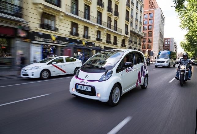 Emov lanza 'packs de minutos' y contará con coches equipados con sillas para niños