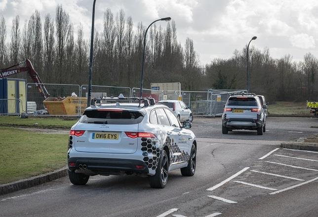 Jaguar Land Rover prueba coches que 'hablan' entre sí en las carreteras conectadas de Reino Unido