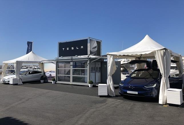 Tesla abre una tienda temporal en Puerto Banús (Marbella)