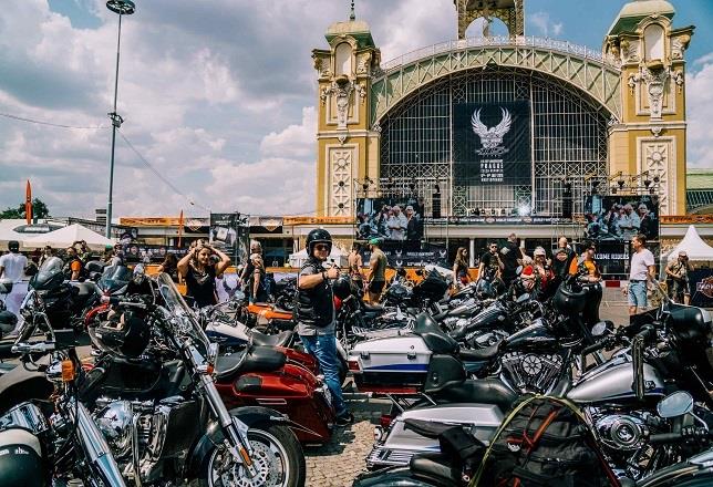 Harley-Davidson celebra su 115 aniversario reuniendo a 110.000 personas y 67.500 motos en Praga