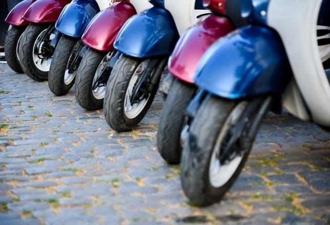 Banco Santander financia 100 motos de la 'startup' de 'moto sharing' Yugo