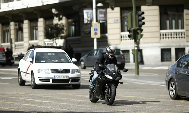 Las motos podrán aparcar en las aceras si no hay reserva para ellas y si dejan libres más de 3 metros de ancho en Madrid