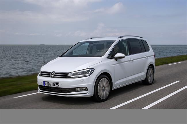Volkswagen llamará a revisión unos 700.000 Tiguan y Touran por un problema en el techo panorámico