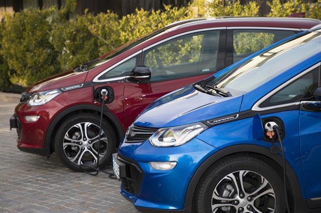 Las ventas de vehículos eléctricos superan las 700 unidades en agosto, aunque caen un 8,2%