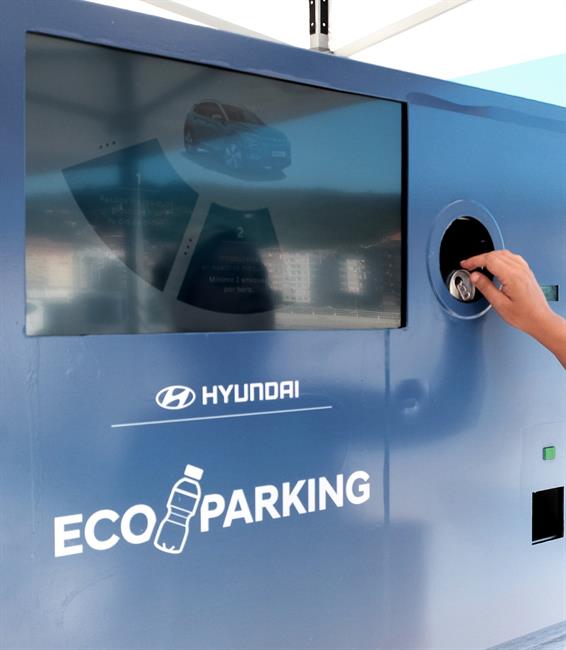 Hyundai crea el primer aparcamiento donde se puede pagar reciclando