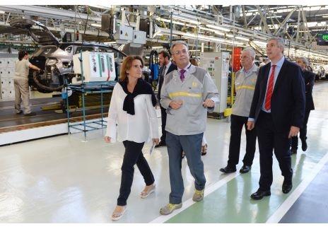 La ministra de Transición Ecológica visita el centro I+D+i de Renault y la factoría del Captur