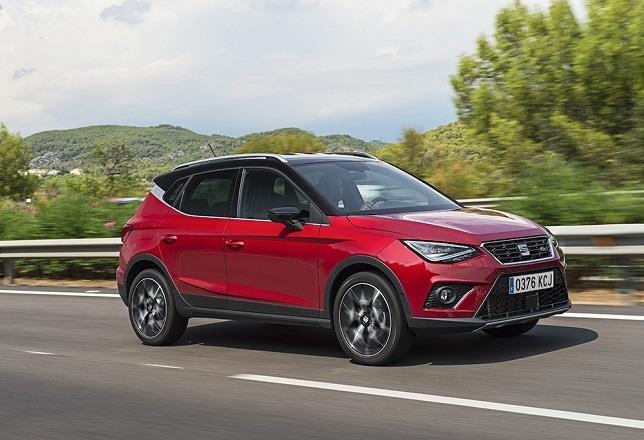 El Seat Arona TGI debuta en París como el primer todocamino híbrido de GNC y gasolina del mundo