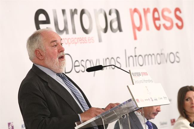 Cañete cree que España precisa 300.000 puntos de recarga en 2030 para cumplir emisiones de Parlamento Europeo