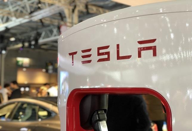 Las acciones de Tesla abren con una caída del 2,6% después de que Musk se burlara de la SEC en Twitter