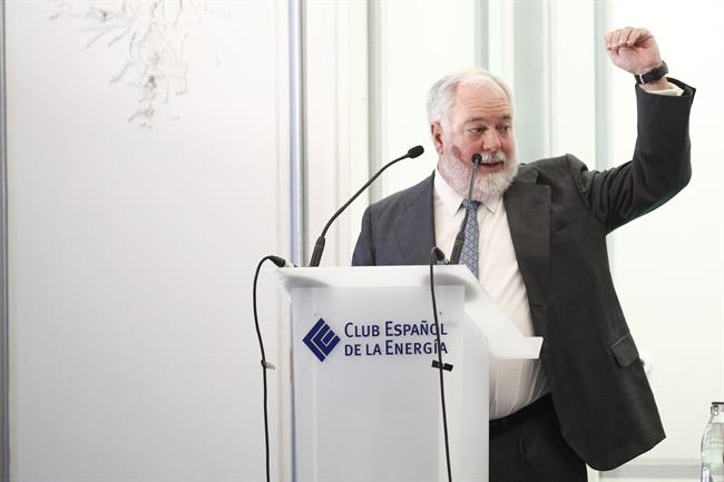 Cañete advierte de más pérdida de empleo si se multa a los fabricantes que no cumplan emisiones
