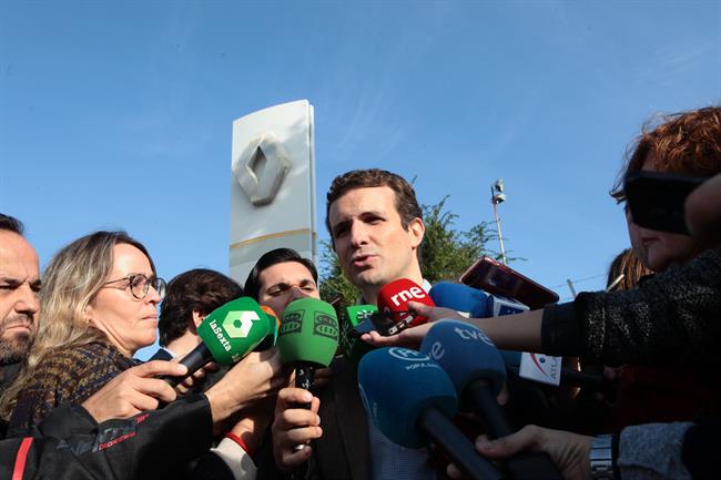 Casado acusa a Sánchez de "poner en riesgo" al sector y actuará contra prohibir coches diésel y gasolina