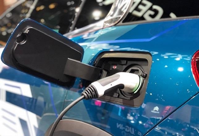 El Gobierno "no dejará solos" ni a automóvil ni a ciudadanos en el cambio hacia el coche eléctrico