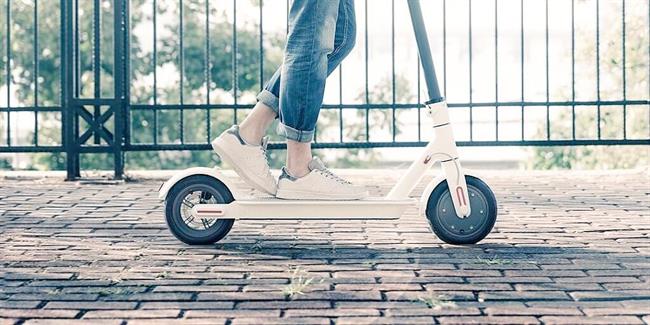 Tráfico trabaja en prohibir que los patinetes circulen por la acera y limitar su velocidad a 25 km/hora