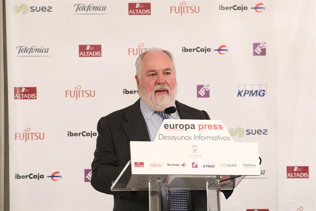 Arias Cañete ve clave ir a una movilidad de bajas emisiones para alcanzar los objetivos