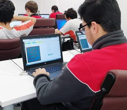 La Escuela de Aprendices de Seat enseña diferentes lenguajes de programación a sus alumnos