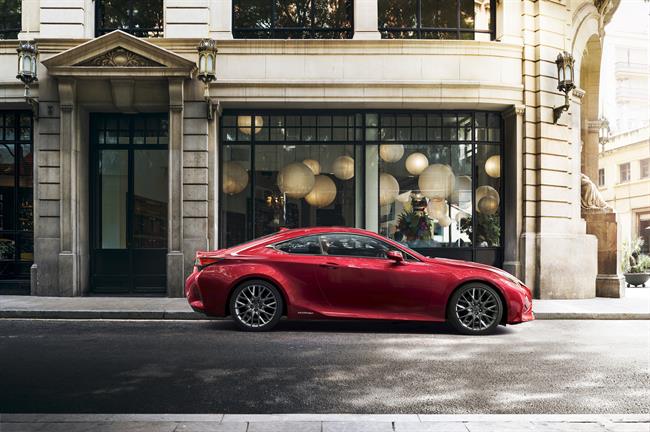 Lexus reinventa su coupé deportivo de lujo, el RC 300h, que llega a España