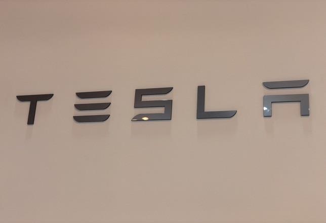 Tesla cae casi un 7% en Bolsa tras anunciar un recorte de plantilla