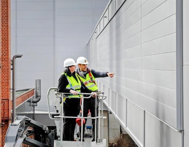 Porsche prueba una fachada tecnológica que absorbe el dióxido de nitrógeno en su fábrica de Stuttgart