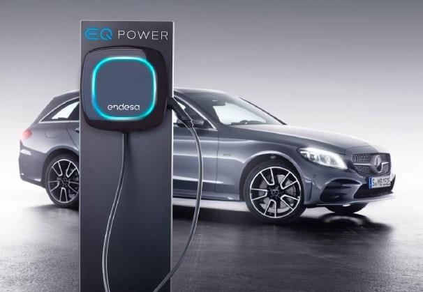 Mercedes-Benz y Endesa instalan puntos de carga para los modelos Clase S 560e y E300 en los hogares