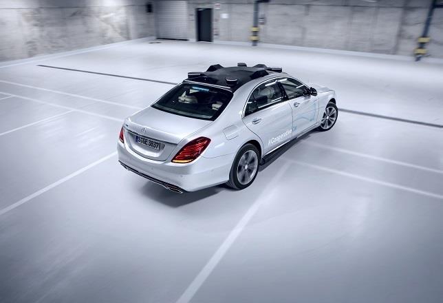 Mercedes-Benz presenta el coche "cooperativo", un vehículo autónomo con señales luminosas 360 grados