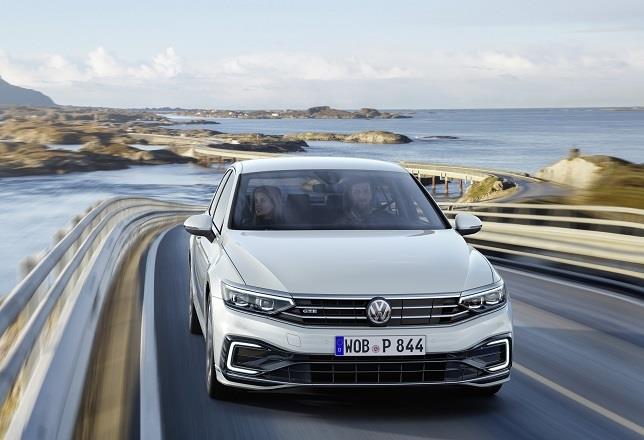El nuevo Passat, primer Volkswagen en ofrecer una conducción "parcialmente" autónoma a velocidad crucero