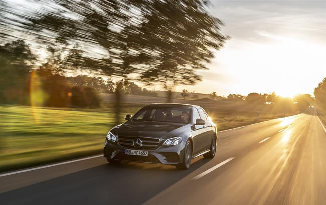 Mercedes-Benz ofrece versiones híbridas enchufables de gasolina y diésel en la gama del Clase E