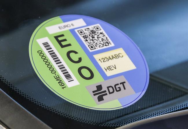 OCU alerta de que un coche con etiqueta Eco o Cero puede contaminar más que uno de gasolina