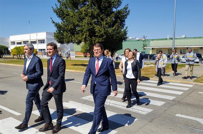 Casado pide el compromiso de las administraciones con el coche eléctrico
