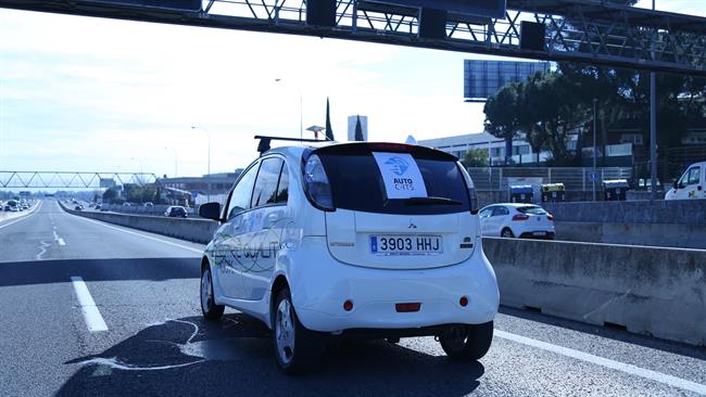 Indra prueba las ventajas de capacidad y seguridad de conectar infraestructuras y coches autónomos
