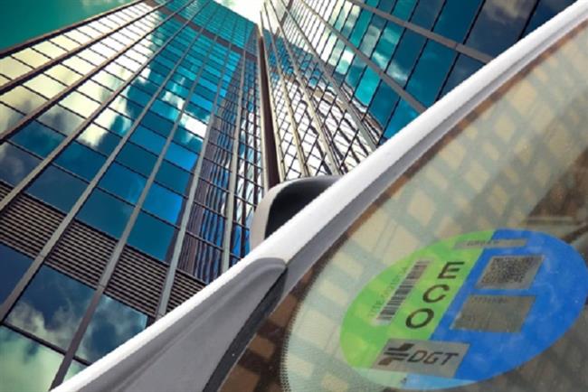 Las etiquetas ambientales de la DGT en los vehículos son obligatorias en Madrid desde este 24 de abril