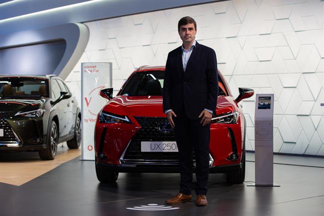 Lexus se alía con Vodafone para ofrecer Internet en sus coches en España