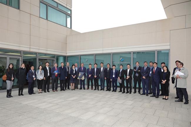 Una delegación de fabricantes de vehículos de China visita el Puerto de Barcelona