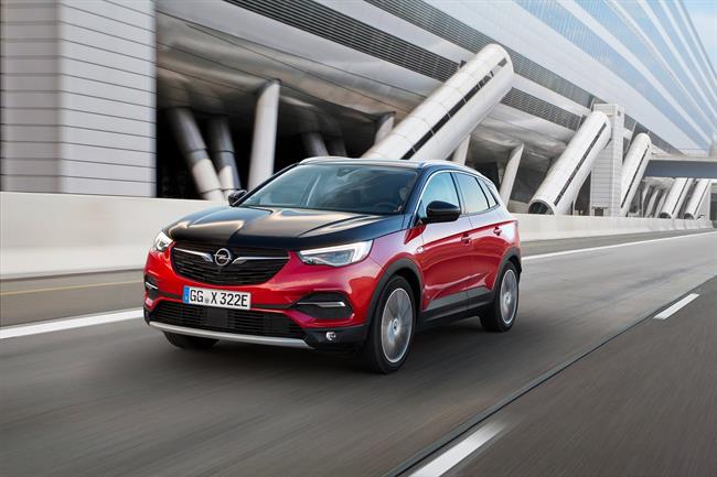 Opel lanzará "en las próximas semanas" el Grandland X Hybryd4, con 300 caballos y tracción total