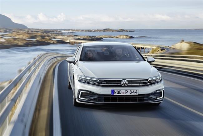 Volkswagen pone a la venta en España la versión renovada del Passat