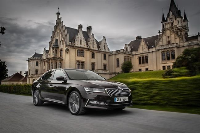 Skoda pone a la venta en España la actualización del Superb, que tiene una variante híbrida enchufable