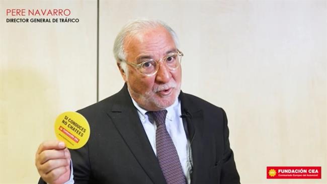 Navarro (DGT) dice que la 'smartphonedependencia' al volante representa un "problema social"