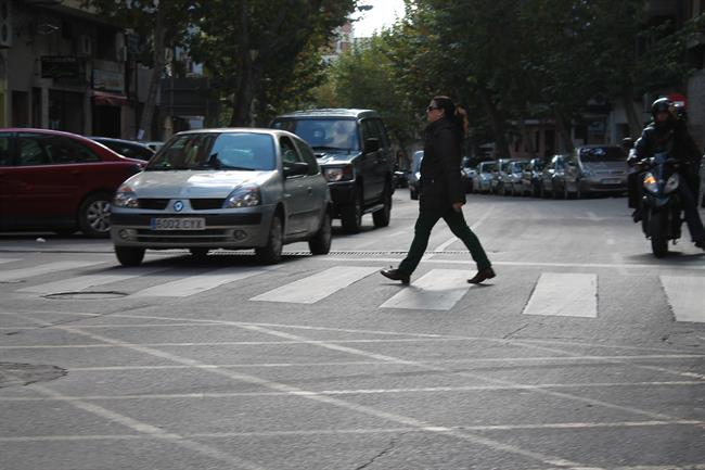 Uno de cada diez conductores usa las redes sociales de forma habitual al volante