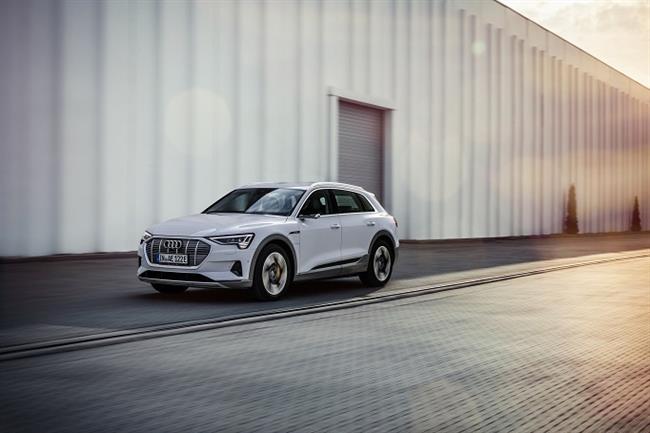 Audi amplía la gama del e-tron con una nueva versión de acceso