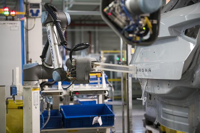 Seat implementa en Martorell (Barcelona) dos robots colaborativos que 'bautizan' al Ibiza y al Arona